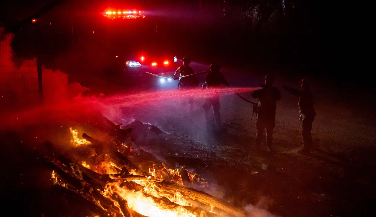Petugas pemadam kebakaran memadamkan api saat memadamkan kebakaran hutan yang disebut Kebakaran Dataran Tinggi di Aguanga, California, Senin, 30 Oktober 2023. (AP Photo/Ethan Swope)