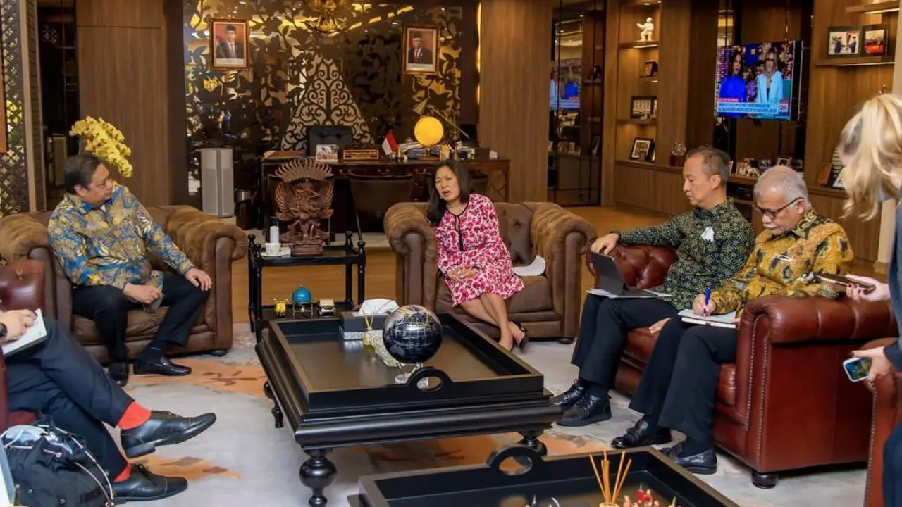 Menteri Koordinator Bidang Perekonomian Airlangga Hartarto dan Menteri Perindustrian Agus Gumiwang Kartasasmita bertemu dengan Menteri Perdagangan Internasional, UKM dan Pembangunan Ekonomi Kanada Mary Ng. (Dok ekon.go.id)