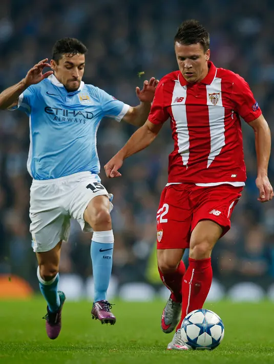 Gelandang Sevilla, Yevhen Konoplyanka  (kanan) berusaha melewati gelandang City, Jesus Navas  pada pertandingan liga Champions di Etihad Stadium, Kamis (22/10/2015). City menang atas Sevilla dengan skor 2-1. (Reuters/Phil Noble)