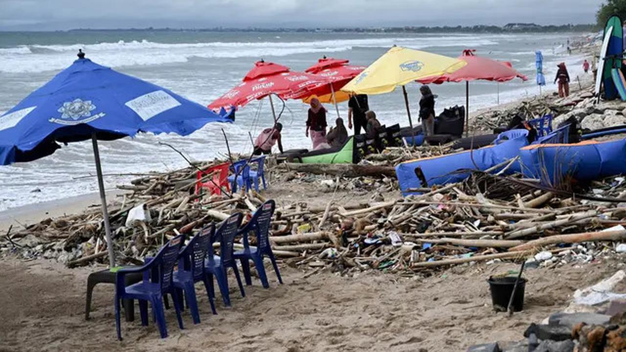 Ironis, Saat Libur Akhir Tahun Pantai Kuta Justru Dipenuhi Sampah Kiriman