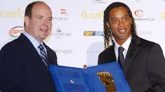 Penyerang AC Milan asal Brasil, menerima pengharagaan Golden Foot 2009 dari Pangeran Albert II di Monaco, 12 Oktober 2009. AFP PHOTO/VALERY HACHE