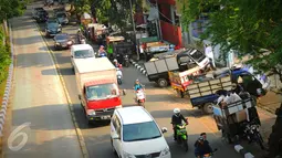 Sejumlah kendaraan pengangkut sampah menunggu truk sampah di kawasan Kelapa Dua, Jakarta, Selasa (8/3/2016). Karena belum mempunyai tempat penampungan sampah, untuk sementara sampah akan dipindahkan ke kawasan Rawa Belong. (Liputan6.com/Faisal R Syam)