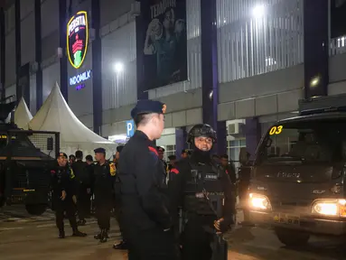 Sejumlah anggota kepolisian berjaga setelah laga lanjutan BRI Liga 1 2022/2023 antara Persita Tangerang melawan Persija Jakarta di Stadion Indomilk Arena, Tangerang, Selasa (28/03/2023). (Bola.com/Bagaskara Lazuardi)