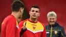 Pemain depan Montenegro Fatos Beciraj berbincang dengan rekannya saat menghadiri sesi latihan tim di Stadion Wembley, London (13/11/2019). Montenegro akan bertanding melawan Inggris pada Grup A Kualifikasi Piala Eropa 2020 di Wembley pada 15 November 2019. (AFP Photo/Glyn Kirk)