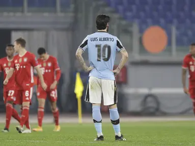 Gelandang Lazio, Luis Alberto tampak kecewa usai timnya kebobolan gol keempat melalui gol bunuh diri saat menghadapi Bayern Munich dalam laga leg pertama babak 16 besar Liga Champions 2020/21 di Olimpico Stadium, Selasa (23/2/2021). Lazio kalah 1-4 dari Bayern Munich. (AP/Gregorio Borgia)