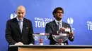 Sekretaris Jenderal UEFA Gianni Infantino (kiri) terlihat mendampingi Ciro Ferrara melakukan undian laga semifinal Europa League di markas UEFA, Jumat (11/04/14) (AFP PHOTO/FABRICE COFFRINI)