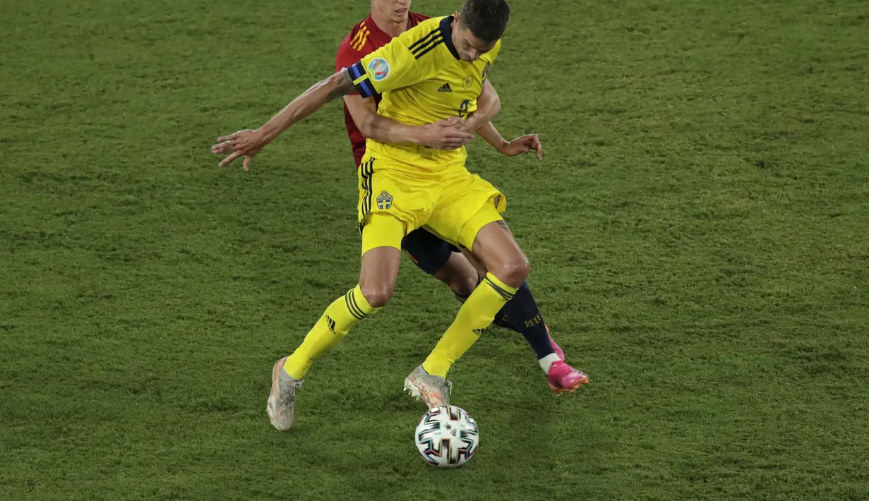 Gelandang Spanyol, Dani Olmo berusaha merebut bola dari pemain Swedia, Mikael Lustig pada pertandingan grup E Euro 2020 di stadion La Cartuja di Seville, Spanyol, Senin (14/6/2021). Spanyol bermain imbang atas Swedia 0-0. (Julio Munoz/Pool via AP)