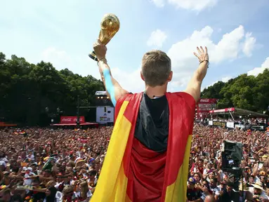 Ratusan ribu warga Jerman berkumpul di Berlin, (15/7/2014), untuk menyambut serta merayakan kemenangan Der Panzer menjuarai Piala Dunia 2014. (REUTERS/Alex Grimm/Pool)