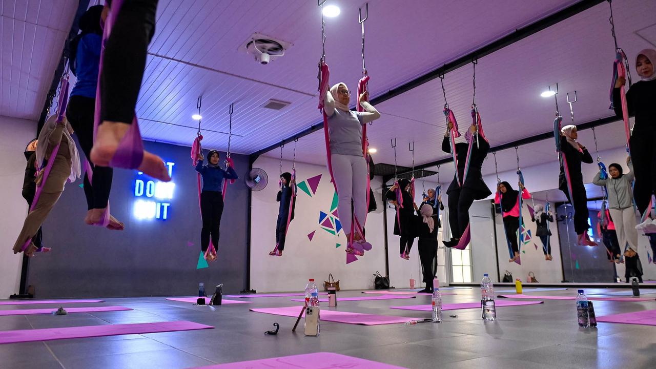 FOTO: Melayang Bebas di Ujung Kain, Tren Aerial Yoga Kian Digemari Kaum Perempuan Banda Aceh