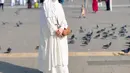 Ayu Ting Ting, penyanyi dan selebriti Indonesia, dikenal dengan gaya penampilannya yang selalu modis dan elegan. Namun, penampilannya saat menjalankan ibadah umrah beberapa waktu lalu menunjukkan sisi lain dari Ayu yang penuh dengan ketenangan dan kesederhanaan.  [@ayutingting92].