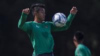 Gelandang Timnas Indonesia U-22, Febri Hariyadi, mengontrol bola saat latihan di Stadion UKM, Selangor, Senin (14/8/2017). Ini merupakan latihan terakhir jelang laga SEA Games melawan Thailand. (Bola.com/Vitalis Yogi Trisna)