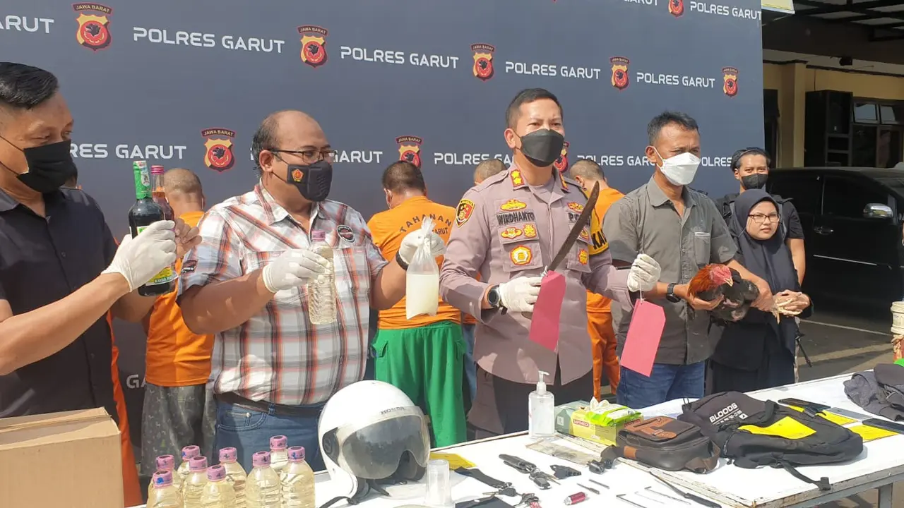 Kapolres Garut AKBP Wirdhanto Hadicaksono beserta Kasat Reskrim Polres Garut, AKP Dede Sopandi serta perwira menengah polres Garut lainnya, menunjukan barang bukti hasil Operasi Libas Lodaya 2022. (Liputan6.com/Jayadi Supriadin)
