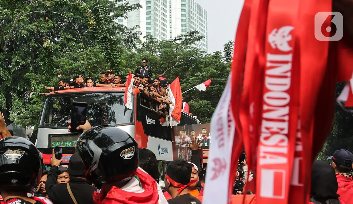Masyarakat ikut gembira menyambut arak-arakan Timnas Indonesia U-22 yang baru saja meraih emas di Sea Games 2023. (Liputan6.com/Johan Tallo)