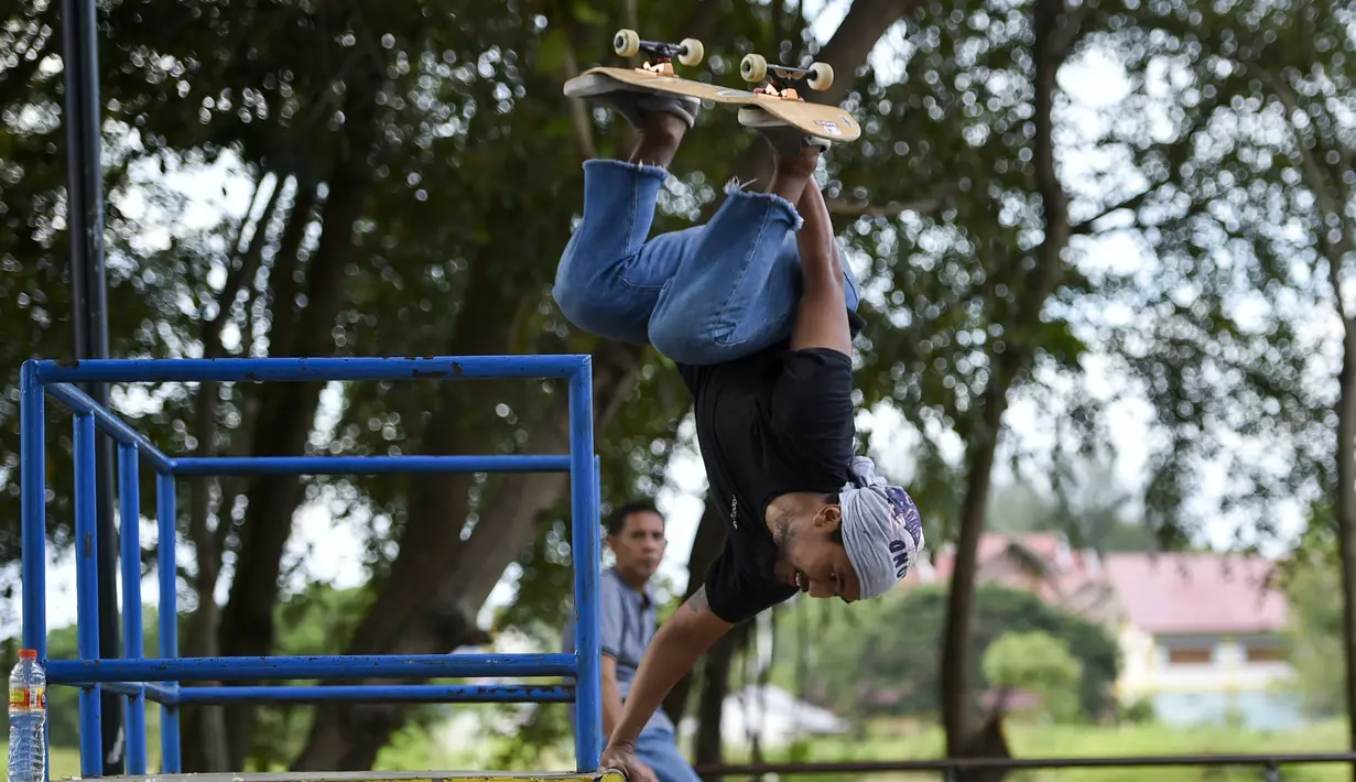 Seorang pemain skateboard melakukan trik di taman skate di Banda Aceh  (8/11/2020). (AFP/Chaideer Mahyuddin)