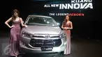 Dua model berpose di dekat mobil All-New Kijang Innova yang baru diluncurkan di Jakarta, Senin (23/11). Dengan tema The Legend Reborn, jenis kijang terbaru dari Toyota ini hadir dengan platform sama sekali baru. (Liputan6.com/Angga Yuniar)