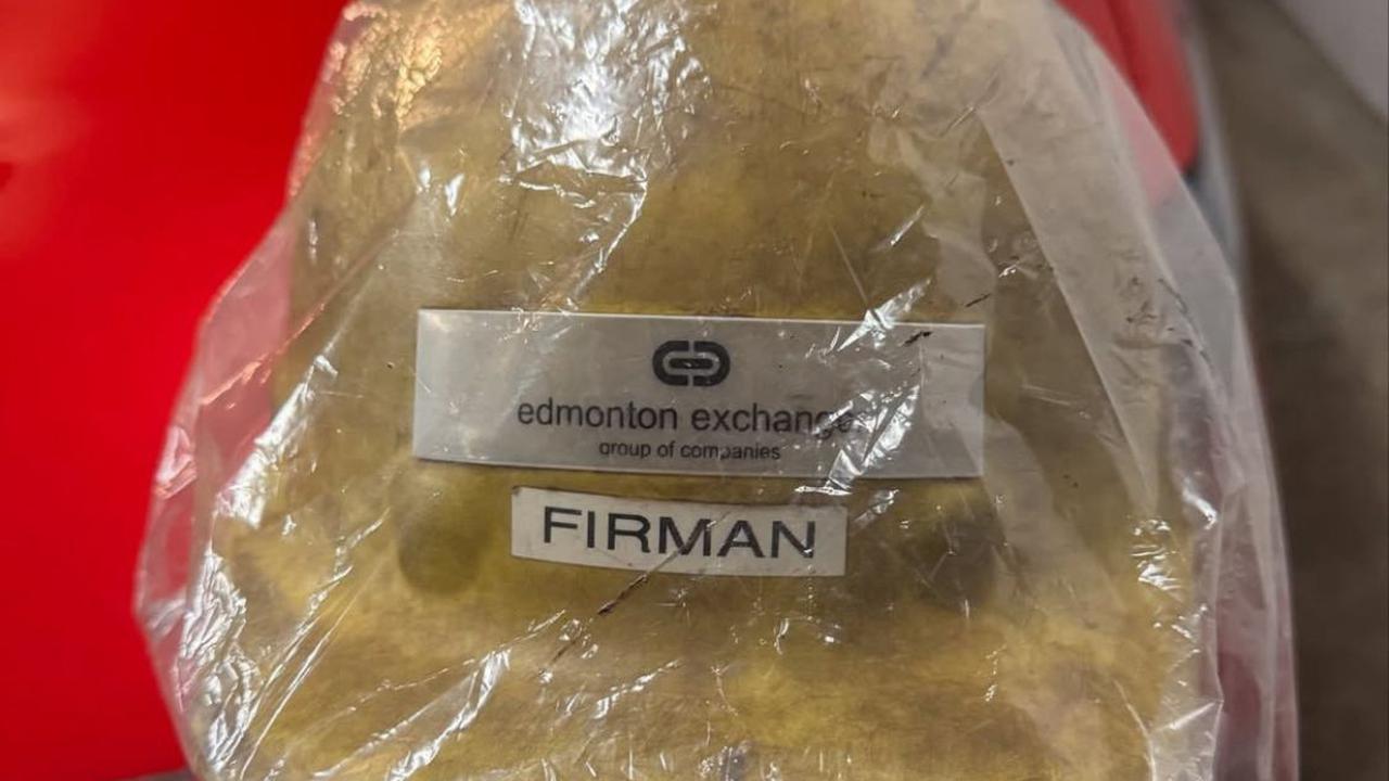 Bye-bye Yellow Hat, Potret Tengku Firmansyah Pakai Helm Biru di Tempat Kerja