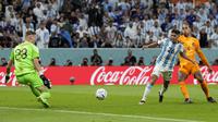 Timnas Argentina memimpin 1-0 pada menit ke-35 melalui Nahuel Molina. Bek kanan milik Atletico Madrid tersebut mampu memanfaatkan umpan terobosan Lionel Messi usai lepas dari jebakan offside. (AP/Ricardo Mazalan)