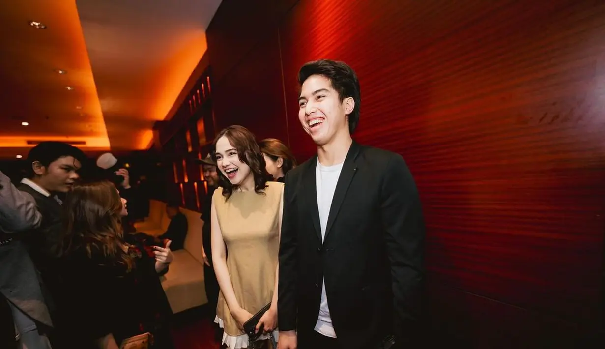 <p>Terbaru, El Rumi terlihat mengajak Syifa untuk berkenalan dengan keluarga besarnya di sela-sela konser Dewa 19. [YouTube/Ahmad Dhani Dalam Berita].</p>