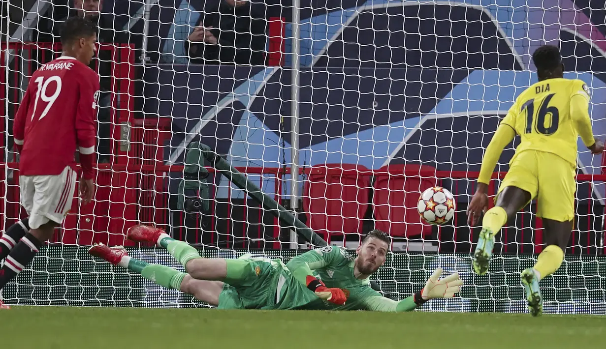 Villarreal nyaris kembali unggul pada menit ke-85. Sundulan Boulaye Dia di dalam kotak penalti masih mampu diantispasi David De Gea. (AP/Dave Thompson)
