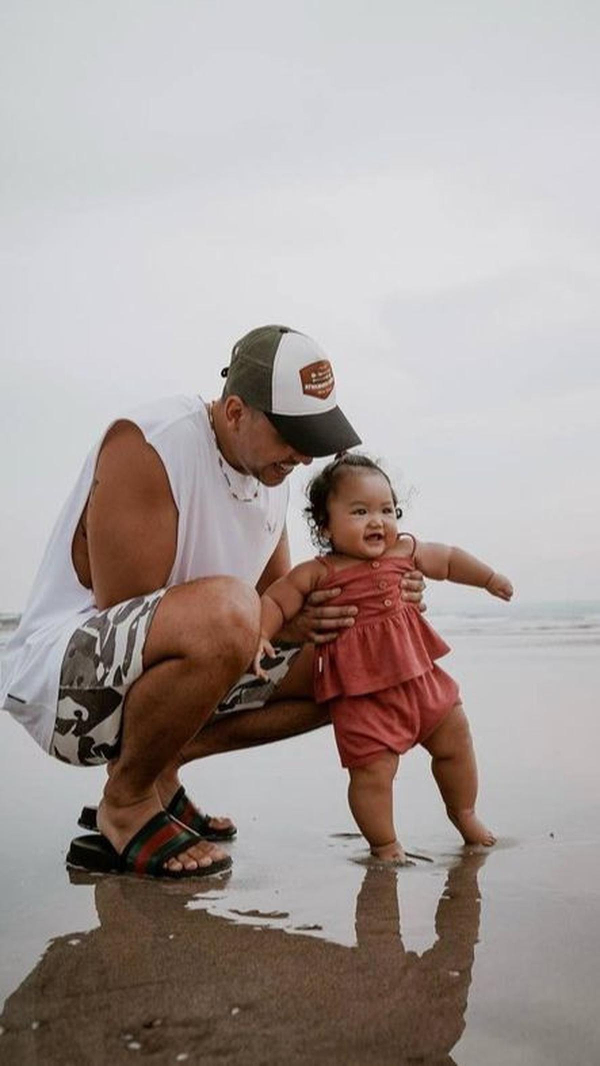 Itulah deretan potret Krisjiana saat merawat si kecil yang dianggap sebagai "hot daddy" oleh banyak orang.