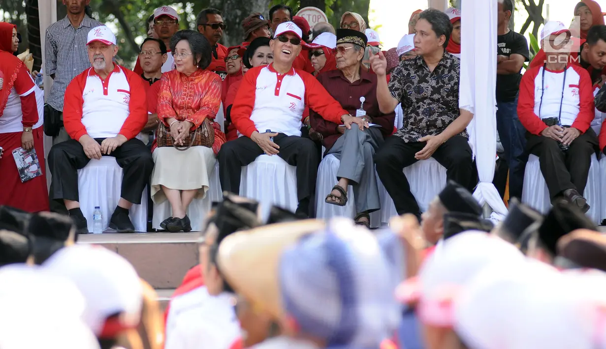 Wakil Presiden RI ke-6, Try Soetrisno (tengah) bersama Muthia Hatta saat menyaksikan peserta napak tilas di tugu Proklamator, Jakarta, Rabu (16/8). (Liputan6.com/Helmi Fithriansyah)