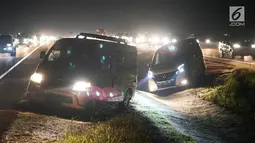 Sejumlah kendaraan yang didominasi pemudik menerobos parit pembatas untuk pindah jalur di Jalan Tol Cikopo - Palimanan KM 135, Jawa Barat, Sabtu (8/6/2019). Padatnya arus balik di ruas tol itu membuat sebagian pengemudi berpindah jalur untuk menghindari kemacetan. (Liputan6.com/Immanuel Antonius)