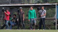 Pemain Timnas U-19, Egi Maulana Vikri saat mengikuti sesi latihan Perdana di Lapangan Legenda Football Arena, Bekasi, Jumat (29/9/2017). Latihan ini untuk persiapan uji coba melawan Kamboja dan Thailand.  (Bola.com/Nicklas Hanoatubun)