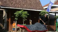 Tradisi menjemur kasur jelang Idul Adha (Liputan6.com/ Dian Kurniawan)