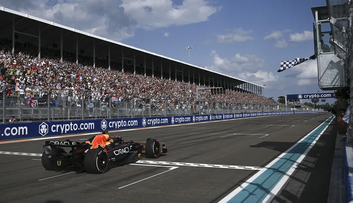 <p>Atas kemenangan ini, kini, Verstappen hanya tertinggal 19 poin dari Charles Leclerc yang masih kokoh di puncak. (AP/Darron Cumings)</p>