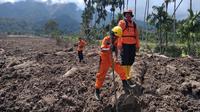 Tim SAR Padang melakukan pencarian terhadap 5 orang petani yang hilang diterjang banjir bandang usai gempa di Pasaman Barat. (Liputan6.com/ Novia Harlina)