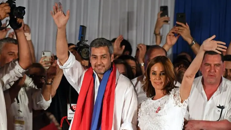 (tengah) Presiden Terpilih Paraguay, Mario Abdo Benitez (AFP PHOTO via BBC)