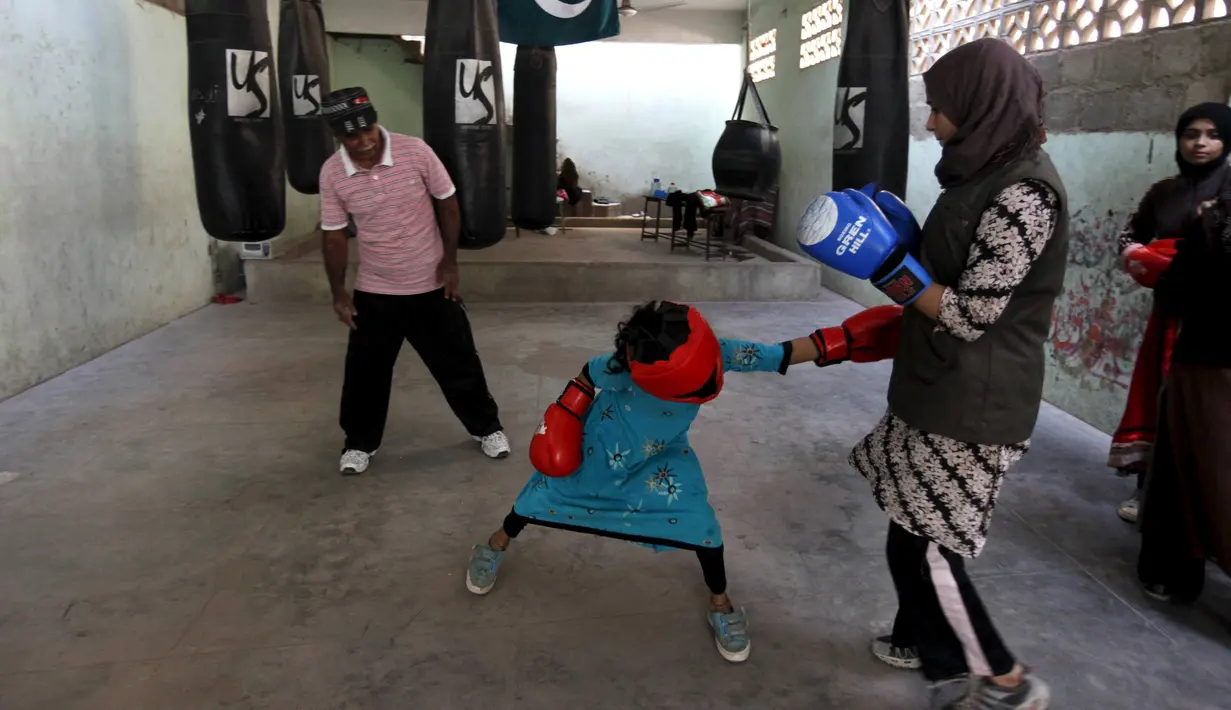 Seorang anak berumur 9 tahun bernama Arisha saat berlatih tinju di kamp tinju wanita, Karachi , Pakistan, (20/2). Selama enam bulan terakhir sekitar 12 wanita berumur 8-17 tahun mendaftar berlatih tinju ditempat ini. (REUTERS / Akhtar Soomro)
