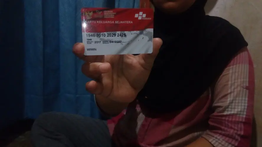 Sejumlah warga di Kabupaten Garut, Jawa Barat, penerima Program Keluarga Harapan (PKH) melaporkan praktik pemotongan bantuan hingga jual beli Kartu Keluarga Sejahtera (KKS) sebagai syarat pencairan. (Liputan6.com/Jayadi Supriadin)