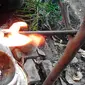 Bahan bakar alternatif tersebut diciptakan melalui proses empat tahap, yaitu pengumpulan sampah kering, pembakaran, penyulingan, dan hasil.