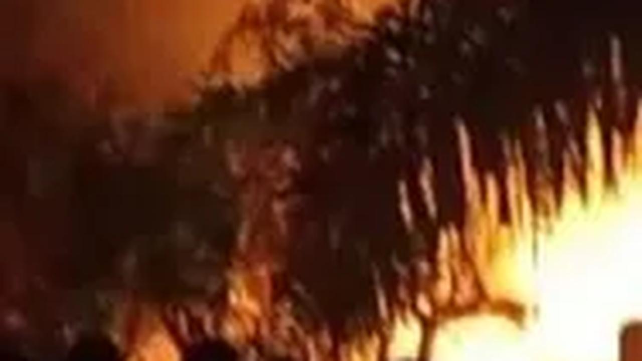 "Saat itu angin laut sedang kencang sehingga api semakin membesar. Api juga menyambar ke rumah warga lainnya," ucap Andrian.