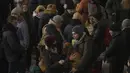 Pasangan berbicara setelah orang-orang bergegas naik kereta menuju Lviv di Kiev, Ukraina, 28 Februari 2022. Dalam eksodus lebih dari 2,5 juta orang yang melarikan diri dari invasi Rusia, terdapat hewan peliharaan yang tidak dapat ditinggalkan. (AP Photo/Vadim Ghirda)