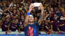 Striker Barcelona, Neymar, selfie bersama suporter usai meraih gelar Liga Champions setelah mengalahkan Juventus pada laga final di Stadion Olympic, Berlin, Sabtu (6/6/2015). (AFP/Olivier Morin)
