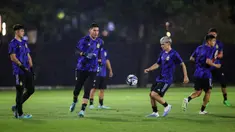 Pemain Argentina melakukan sesi latihan jelang menghadapi Polandia pada pertandingan sepak bola Grup D Piala Dunia U-17 2023 di Jakarta, Kamis (16/11/2023). Argentina wajib menang saat bertemu Polandia pada partai terakhir Grup D Piala Dunia U-17 2023 tersebut jika ingin lolos ke babak 16 besar. (Doc. LOC WCU17/BRY)