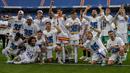 <p>Para pemain Real Madrid berpose dengan trofi gelar La Liga Spanyol usai pertandingan melawan Espanyol di stadion Santiago Bernabeu di Madrid, Sabtu (30/4/2022). Real Madrid menang atas Espanyol 4-0. (AP Photo/Bernat Armangue)</p>