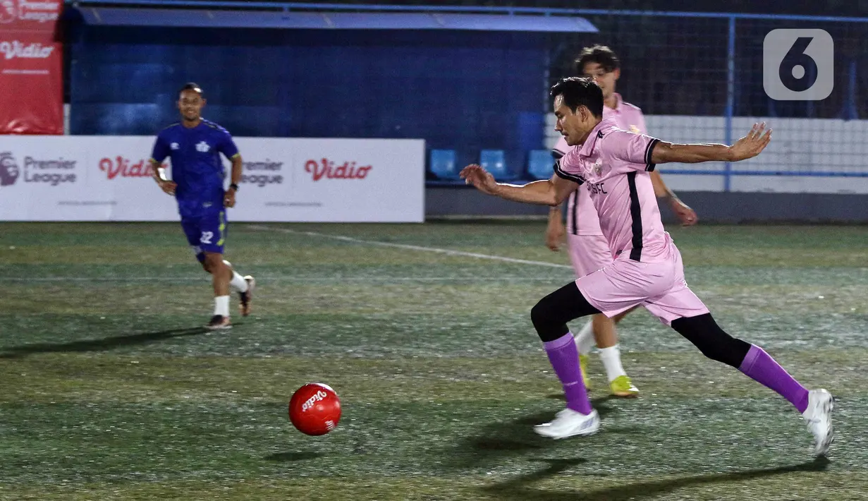 Dalam kegiatan tersebut, tim Selebriti FC melakukan pemanasan dengan bertanding antartim sebelum bermain fun football bersama Peter Schmeichel. (Liputan6.com/Herman Zakharia)