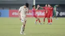 Pemain Thailand U-19, Kakana Khamyok, tampak kecewa usai ditaklukkan Laos U-19 pada laga semifinal Piala AFF U-19 2022 di Stadion Patriot Candrabhaga, Bekasi, Rabu (13/7/2022). (Bola.com/M Iqbal Ichsan)