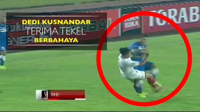 Berita video tekel berbahaya Absor Fauzi kepada gelandang Dedi Kusnandar saat Persib Bandung menang 3-1 atas Persiba Balikpapan.