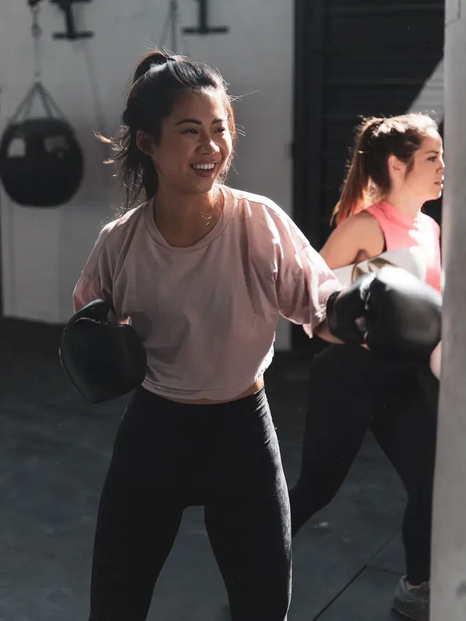 Contoh ilustrasi perempuan berolahraga