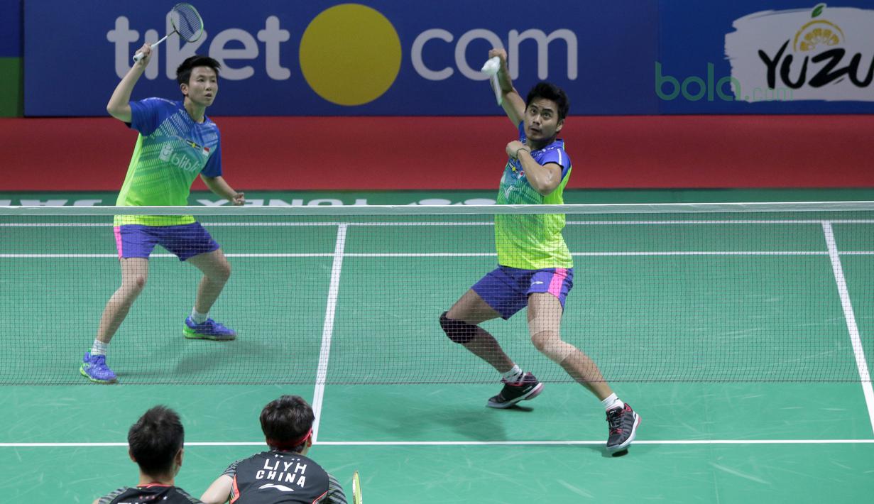 Ekspresi Tontowi Ahmad/Lilyana Natsir saat mengembalikan kok ke arah pasangan China, Zhang Nan/Li Yinhui pada perempat final Indonesia Open 2018 di Istora Senayan, Jakarta, (6/6/2018). Tontowi/Liliyana menang 21-17, 21-14. (Bola.com/Nick Hanoatubun)