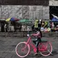 Wisatawan menaiki sepeda di kawasan wisata Kota Tua, Jakarta, Minggu (28/6/2020). Para pedagang, delman, dan jasa penyewaan sepeda pun terlihat kembali meramaikan suasana di sekitar Kali Besar. (merdeka.com/Iqbal S. Nugroho)