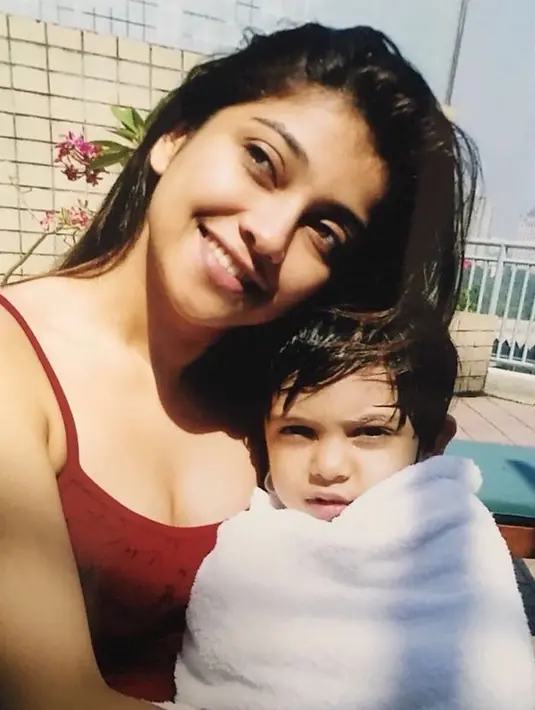 "Being MOTHER is learning about strengths you didn’t know you had..and dealing with fears you didn’t know existed. HAPPY MOTHER’s DAY," tulis Sarah sebagai keterangan foto. (Foto: instagram.com/sazarita)