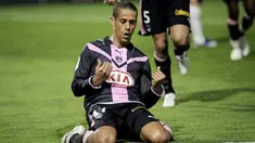 Bordeaux' middfielder Wendel jubilates after he scored a goal against Auxerre, during their French L1 match Auxerre vs. Bordeaux, on April 11, 2009, at Abbe Deschamps in Auxerre. AFP PHOTO/JEFF PACHOUD