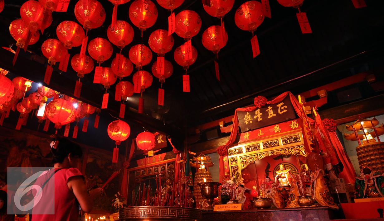 Warga melakukan sembahyang jelang perayaan Cap Go Meh di Vihara Dhanagun, Bogor, Senin (22/2/2016). Cap Go Meh merupakan puncak perayaan Tahun baru Imlek 2567. (Liputan6.com/Helmi Fithriansyah)