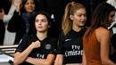  Model Amerika Kendall Jenner (kiri) dan Gigi Hadid (kanan) menyaksikan partai  Ligue 1 Perancis antara PSG and Olympique Marseille di Parc des Princes stadium,Paris, Minggu (04/10/2015). PSG menang 2-1. (EPA/Ian Langsdon)
