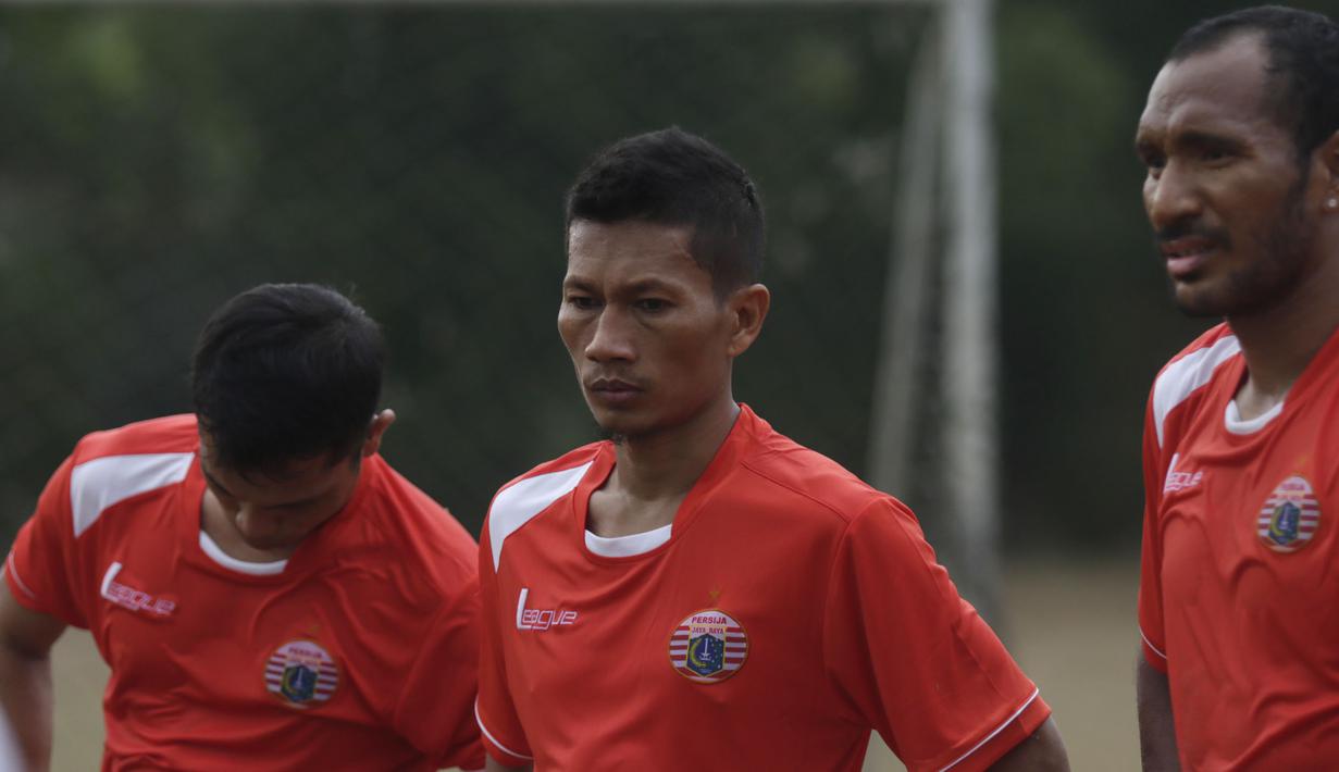 Ismed Sofyan akhirnya ikut bergabung latihan bersama skuat Persija jelang Piala Jenderal Sudirman di Lapangan National Youth Training Center, Sawangan, Depok, Jawa Barat, Senin (2/11/2015). (Bola.com/Vitalis Yogi Trisna)